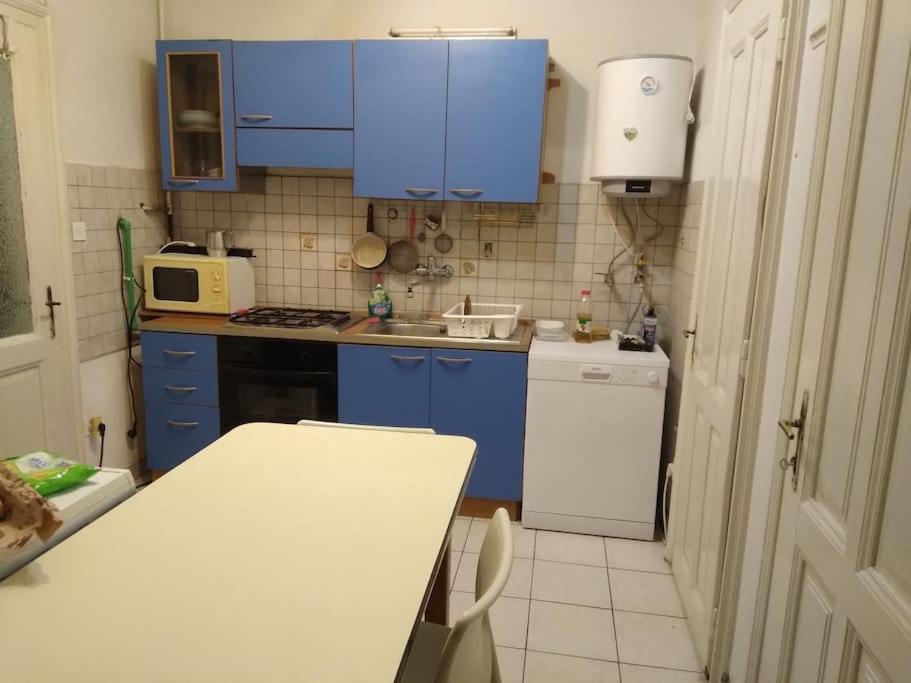 Center Apartment *